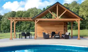 En stor träpergola med tak och sittgrupper vid en blå pool. Kanske är det här man behöver pergola bygglov för att skapa en perfekt uteplats.