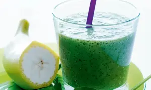 Grön smoothie med banan och spenat, perfekt för nyttiga smoothies viktnedgång.