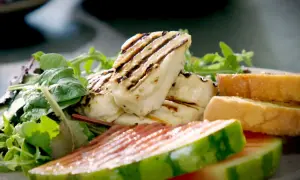 Grillad halloumi med sallad, vattenmelon och bröd. Ett enkelt medelhavskost recept för en lätt lunch.