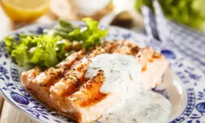 Grillad lax med sallad och en krämig, kalorisnåla såser med dill. En hälsosam och god måltid.