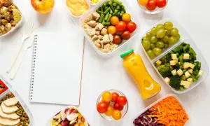 Förberedda matlådor med kyckling, grönsaker och frukt. Kanske en del av dash-dieten nackdelar att planera så här mycket?