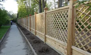 En vacker spaljé i trä, perfekt för ett DIY-projekt i trädgården. Den ramar in en promenadväg och ger en känsla av avskildhet.
