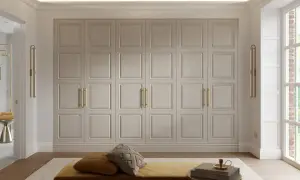 Elegant platsbyggd garderob hall med diskreta handtag och stilren design. Perfekt för att maximera förvaringen med klass.