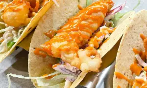 Friterade fiskfiléer i mjuka tortillas, toppade med krämig sås och krispig kål. Läckra fish tacos!