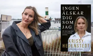 Krissy Hedenstedt poserar bredvid omslaget till sin bok "Ingen älskar dig som jag", som handlar om att växa upp med en narcissistisk mamma.