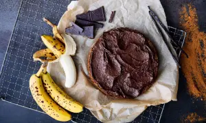 En saftig banankaka med chokladfrosting, bananer, chokladbitar och vaniljstänger.