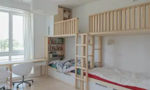 Ljust och modernt syskonrum där barnen kan dela rum. Smart inredning med våningssängar och förvaring.