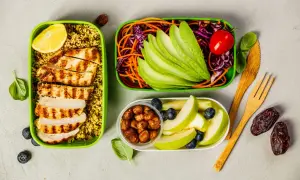 En hälsosam och **lågkalori frukost** med grillad kyckling, couscous, avokado, grönsaker, äpple och nötter. Perfekt för en energifylld start på dagen.
