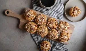 Muffins med havre och mandel, perfekt viktnedgång mat. En kopp kaffe bredvid.