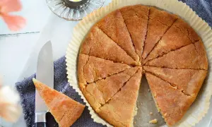En gyllene, nybakad kolakaka, uppskuren i tårtbitar. Ett perfekt recept på kolakakor för mysiga hemmakvällar.