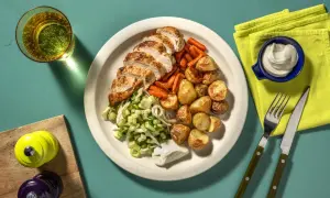 Tallrik med kyckling, rostade potatisar, morötter och en fräsch sallad. Perfekt för dig som söker bra mat utan kolhydrater.