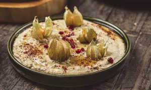 Krämig baba ganoush med physalis och granatäppelkärnor, perfekt för ett enkelt baba ganoush recept.