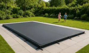 Ett modernt poolskydd som ger en säker och ren pool. Perfekt för dig som vill bygga eget poolskydd och njuta av sommaren.