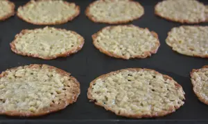 Nybakade havreflarn på en plåt, redo att avnjutas. Ett enkelt havreflarn recept som ger krispiga och goda kakor.
