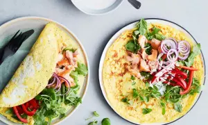 Två omeletter fyllda med lax, grönsaker och en krämig sås. En perfekt och nyttig veckomeny för en snabb middag.