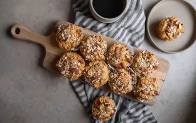 Muffins med havre och mandel, perfekt viktnedgång mat. En kopp kaffe bredvid.