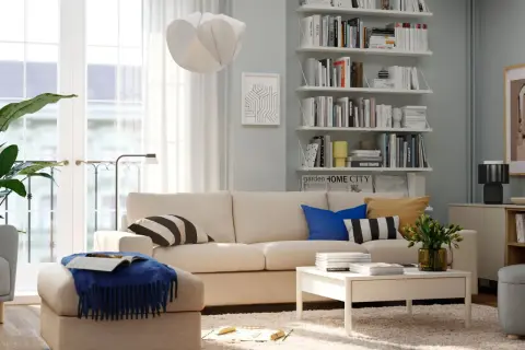 Mysigt tv rum inspiration med bekväm soffa, bokhyllor fyllda med böcker och en stor, fluffig matta.