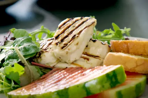 Grillad halloumi med sallad, vattenmelon och bröd. Ett enkelt medelhavskost recept för en lätt lunch.