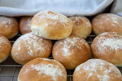 Nybakade frallor, perfekta för frukost eller fika. Här är ett enkelt frallor recept för dig!