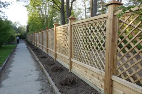 En vacker spaljé i trä, perfekt för ett DIY-projekt i trädgården. Den ramar in en promenadväg och ger en känsla av avskildhet.