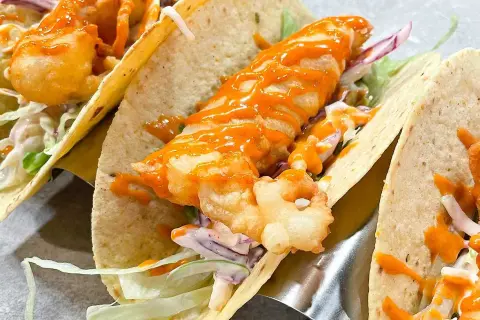 Friterade fiskfiléer i mjuka tortillas, toppade med krämig sås och krispig kål. Läckra fish tacos!