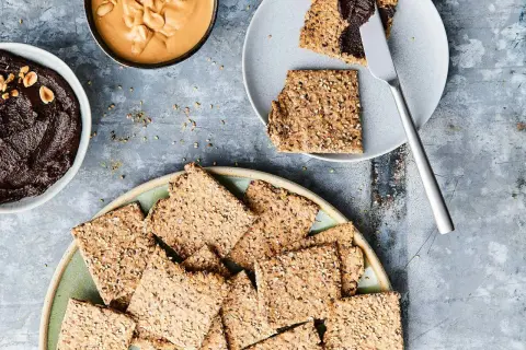 Nyttiga kex med frön, serverade med chokladpålägg och jordnötssmör. Perfekt för en hälsosam fika.