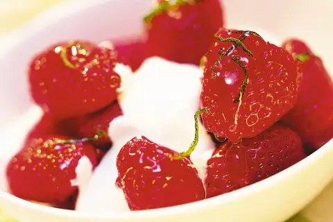 En skål med saftiga, limemarinerade jordgubbar och fluffig grädde. En härlig sommardessert.