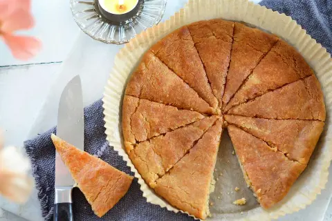 En gyllene, nybakad kolakaka, uppskuren i tårtbitar. Ett perfekt recept på kolakakor för mysiga hemmakvällar.