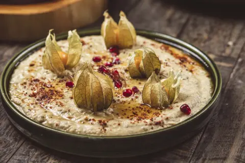 Krämig baba ganoush med physalis och granatäppelkärnor, perfekt för ett enkelt baba ganoush recept.