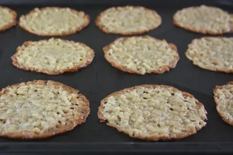 Nybakade havreflarn på en plåt, redo att avnjutas. Ett enkelt havreflarn recept som ger krispiga och goda kakor.