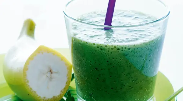 Grön smoothie med banan och spenat, perfekt för nyttiga smoothies viktnedgång.