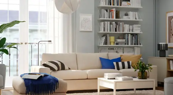 Mysigt tv rum inspiration med bekväm soffa, bokhyllor fyllda med böcker och en stor, fluffig matta.