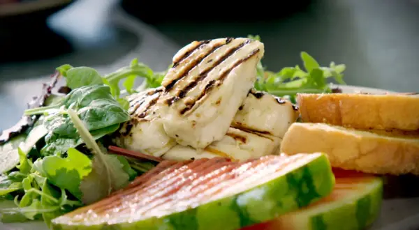 Grillad halloumi med sallad, vattenmelon och bröd. Ett enkelt medelhavskost recept för en lätt lunch.