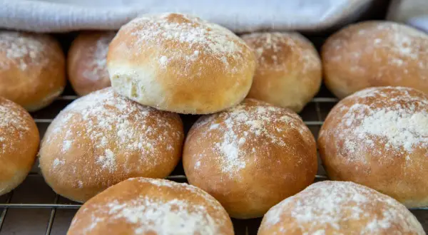 Nybakade frallor, perfekta för frukost eller fika. Här är ett enkelt frallor recept för dig!