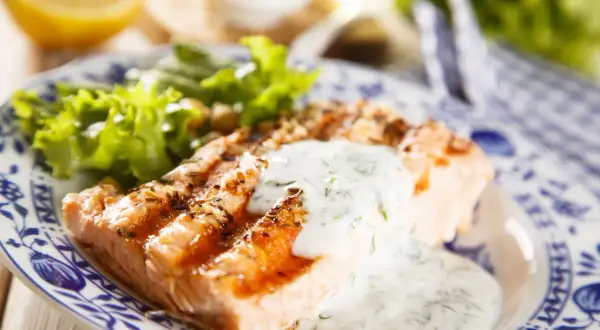Grillad lax med sallad och en krämig, kalorisnåla såser med dill. En hälsosam och god måltid.