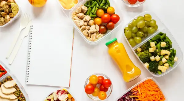 Förberedda matlådor med kyckling, grönsaker och frukt. Kanske en del av dash-dieten nackdelar att planera så här mycket?