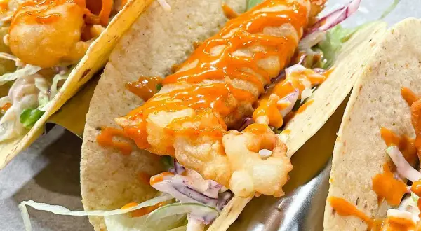 Friterade fiskfiléer i mjuka tortillas, toppade med krämig sås och krispig kål. Läckra fish tacos!