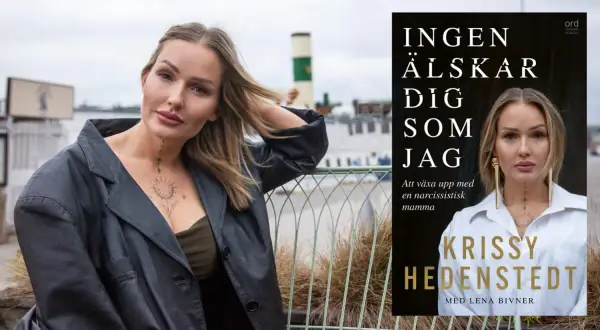 Krissy Hedenstedt poserar bredvid omslaget till sin bok "Ingen älskar dig som jag", som handlar om att växa upp med en narcissistisk mamma.