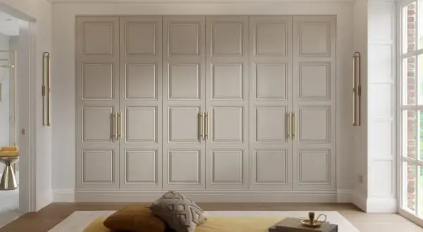 Elegant PAX garderob med paneldörrar och guldfärgade handtag. Perfekt pax garderob inspiration för ett lyxigt sovrum.