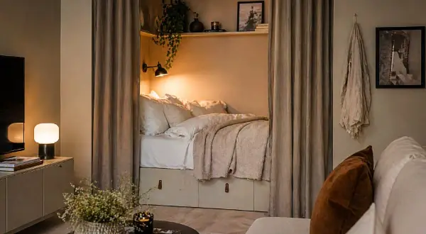 Mysig sovalkov med inspiration från naturen. Mjuka textilier och dämpade färger skapar en lugn oas.