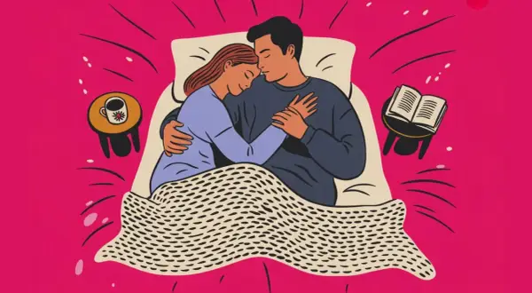 Ett par kramas i sängen. En bok och en kaffekopp står på sängbordet. Kärlek och intimitet, även under mens.