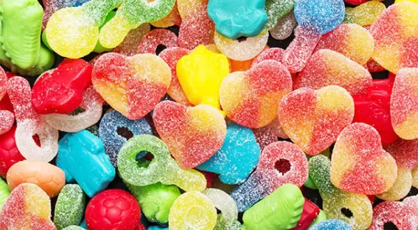 En härlig blandning av sura geléhallon, hjärtan och nyckelformade godisar. Perfekt när man är sugen på salt och sött!