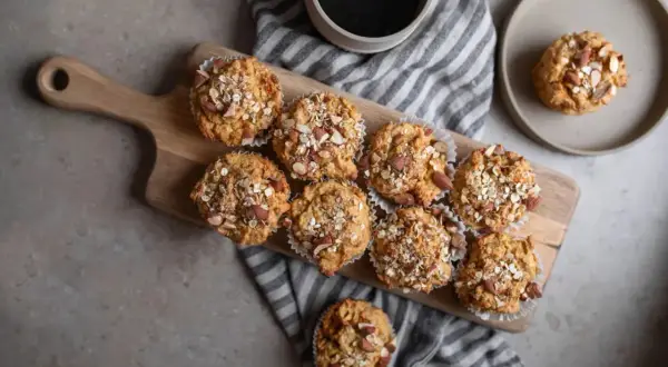Muffins med havre och mandel, perfekt viktnedgång mat. En kopp kaffe bredvid.