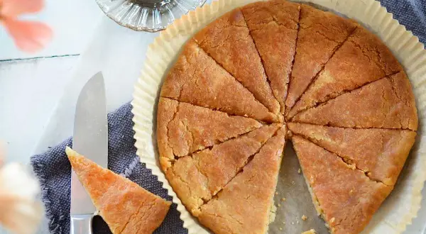 En gyllene, nybakad kolakaka, uppskuren i tårtbitar. Ett perfekt recept på kolakakor för mysiga hemmakvällar.