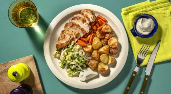 Tallrik med kyckling, rostade potatisar, morötter och en fräsch sallad. Perfekt för dig som söker bra mat utan kolhydrater.