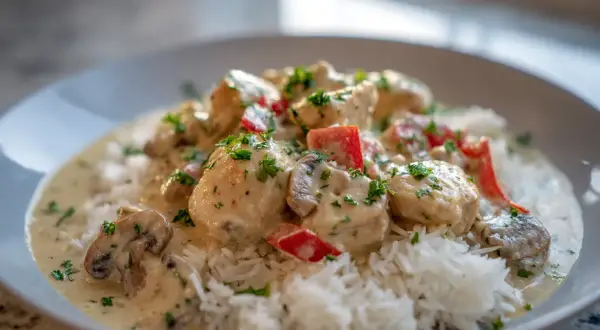 En krämig chicken a la king med ris, svamp och paprika, toppad med färsk persilja. En klassiker som alltid smakar bra.