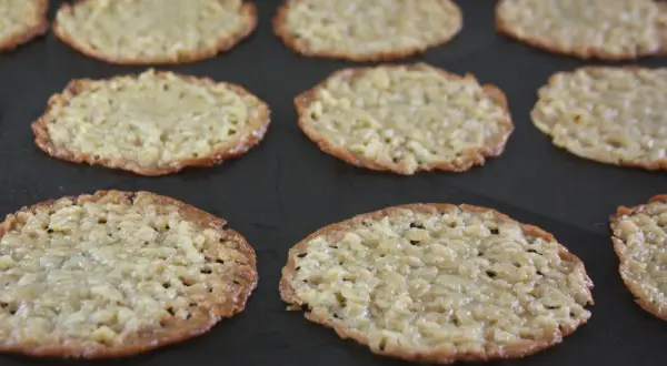 Nybakade havreflarn på en plåt, redo att avnjutas. Ett enkelt havreflarn recept som ger krispiga och goda kakor.