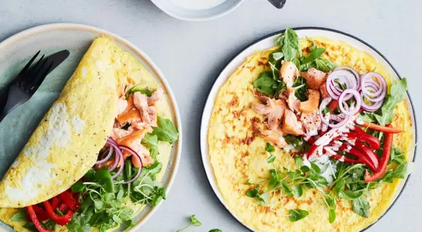 Två omeletter fyllda med lax, grönsaker och en krämig sås. En perfekt och nyttig veckomeny för en snabb middag.