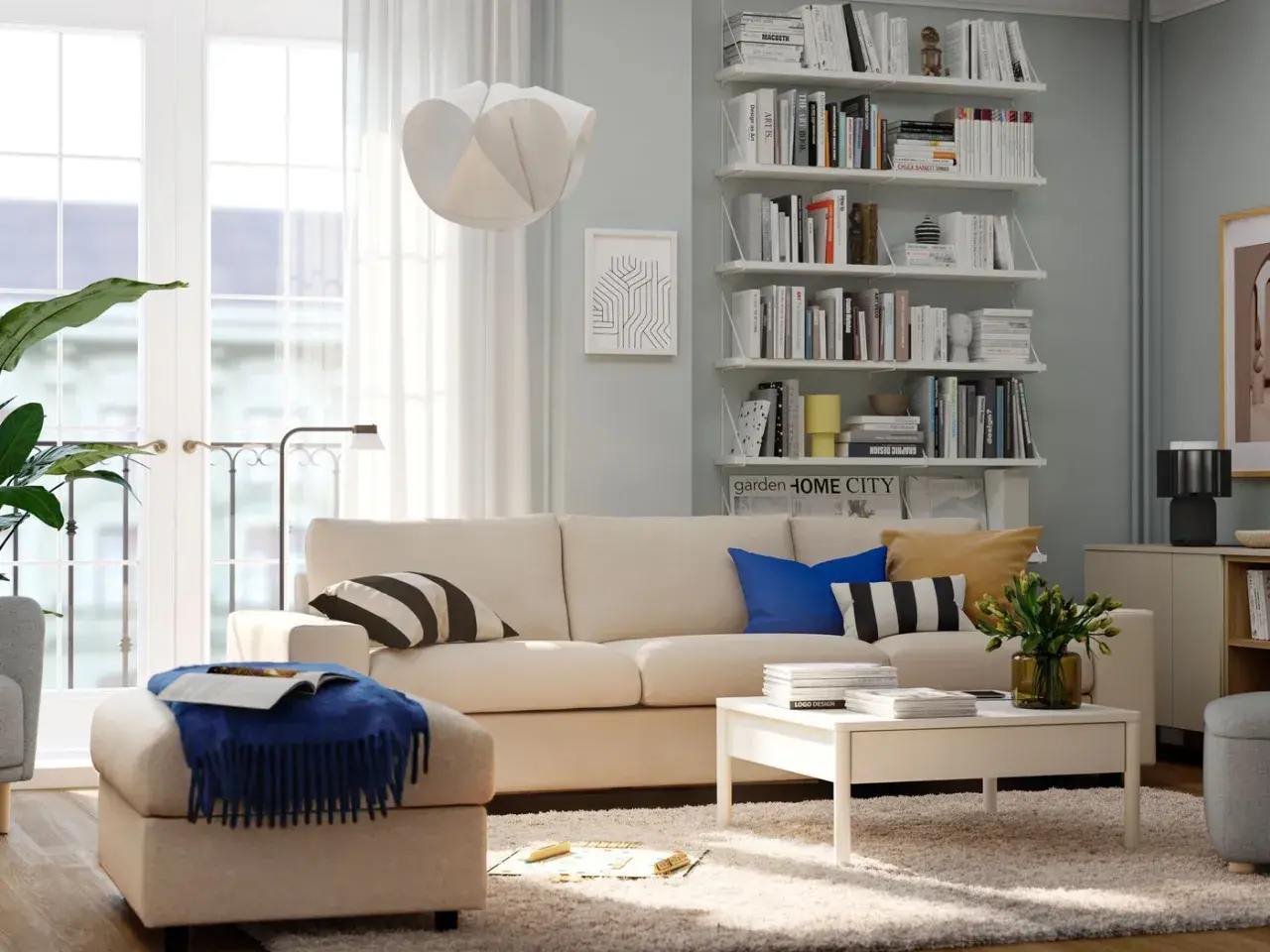 Mysigt tv rum inspiration med bekväm soffa, bokhyllor fyllda med böcker och en stor, fluffig matta.