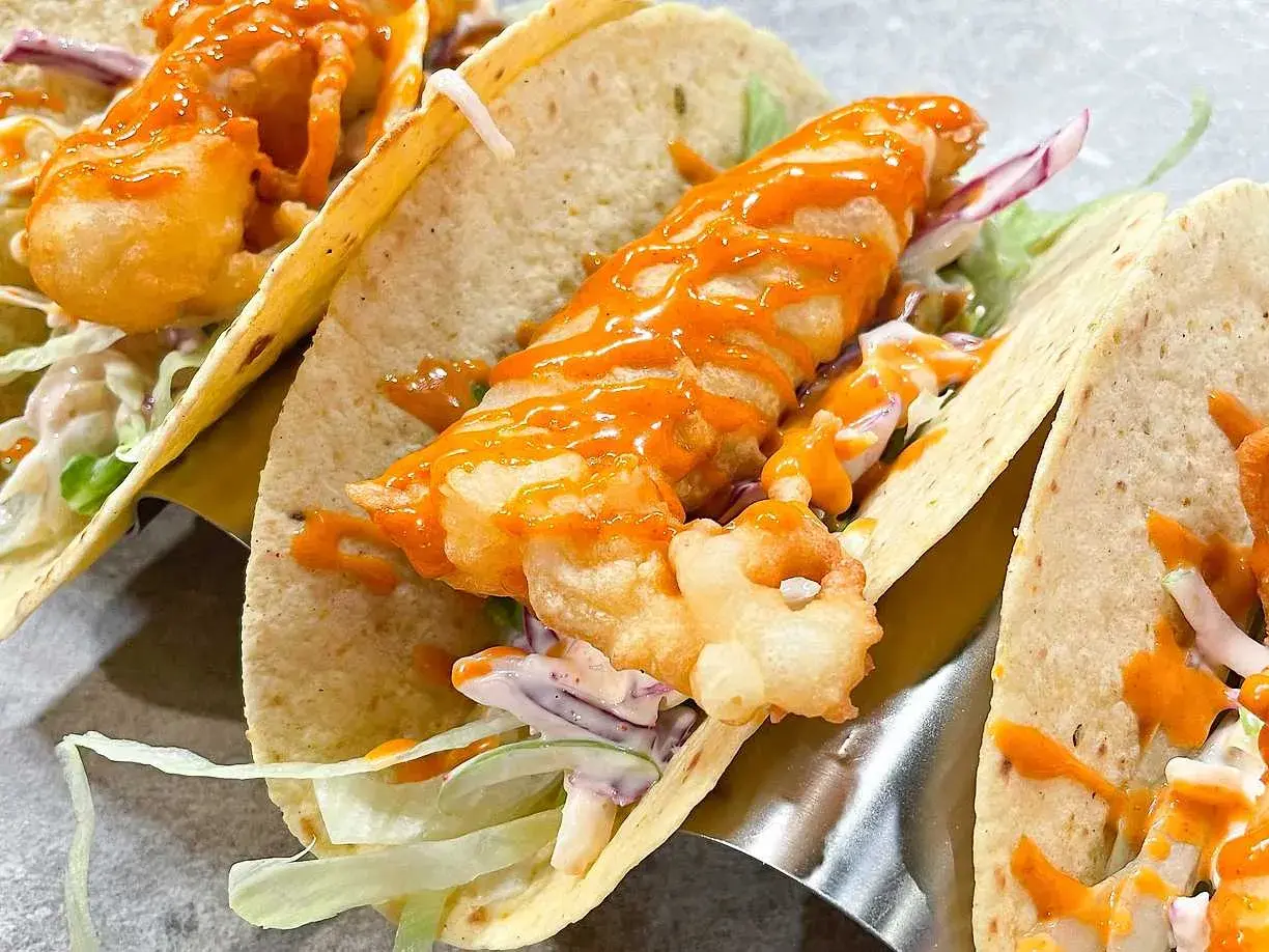 Friterade fiskfiléer i mjuka tortillas, toppade med krämig sås och krispig kål. Läckra fish tacos!